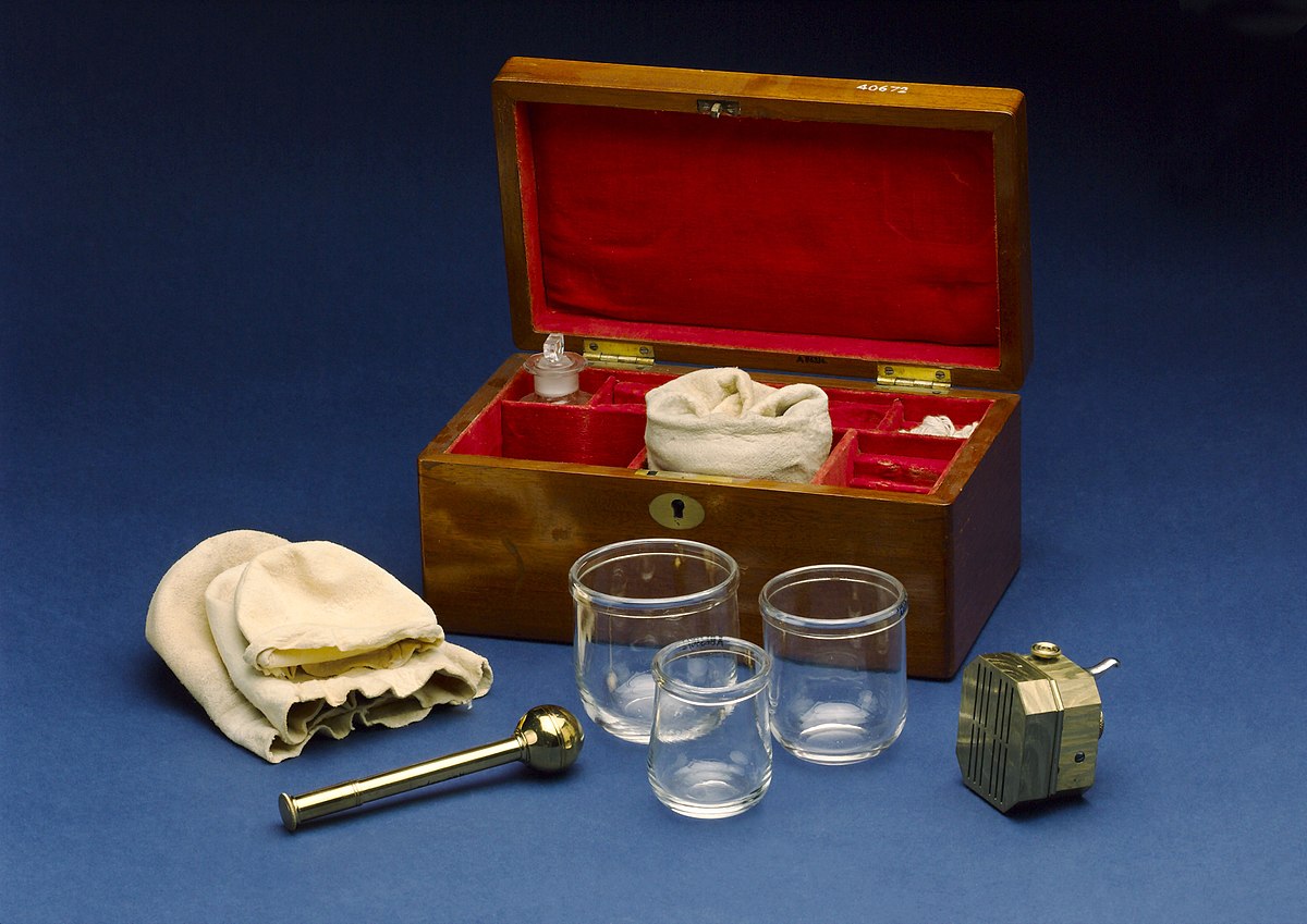 1200px-Cupping_set,_London,_England_Wellcome_L0057395